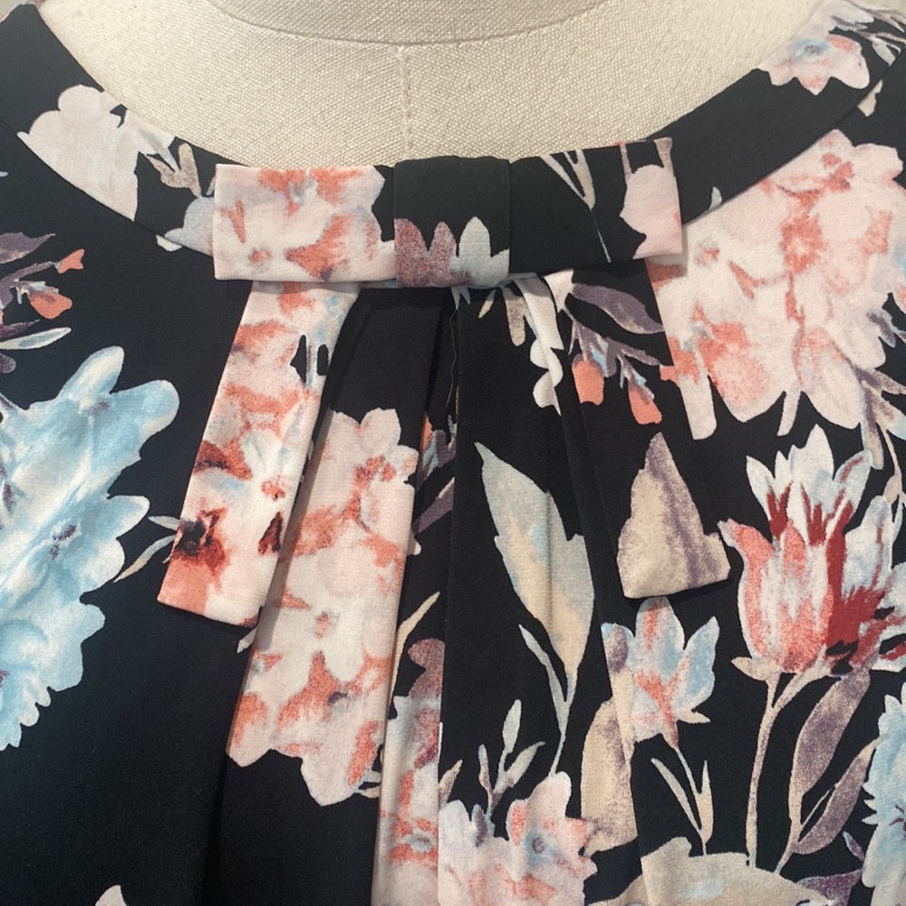 Karl Lagerfeld Paris short sleeve floral blouse 2X - Picture 2 of 7